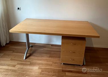 robusta scrivania e cassettiera