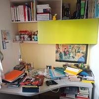 Soluzione per cameretta scrivania più libreria a m