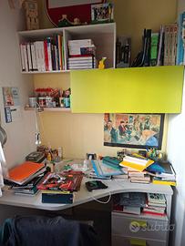 Soluzione per cameretta scrivania più libreria a m