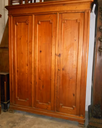 Armadio antico a tre ante in legno di abete