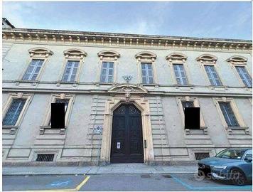 Immobile in asta di 597 m² con più di 5 locali a C
