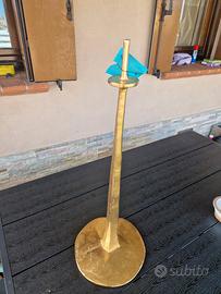 scultura a forma di chiodo dorato 