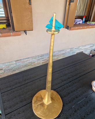 scultura a forma di chiodo dorato 