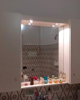 Mobile bagno laccato bianco con faretti e specchio