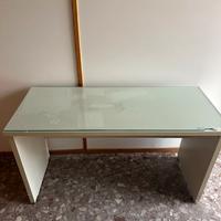 Scrivania con piano vetro in buone condizioni