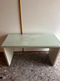 Scrivania con piano vetro in buone condizioni