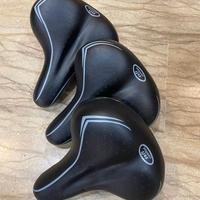 La sella della bici bianca nera