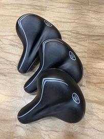 La sella della bici bianca nera