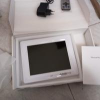 cornice digitale che fa anche suoni