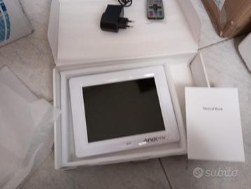 cornice digitale che fa anche suoni