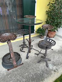 Tavolo artigianale con sgabelli