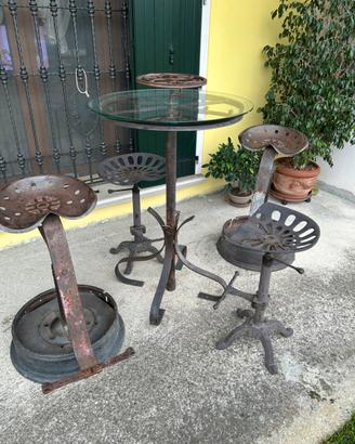 Tavolo artigianale con sgabelli
