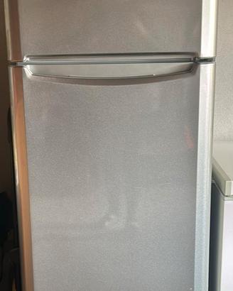 Frigorifero con congelatore Indesit
