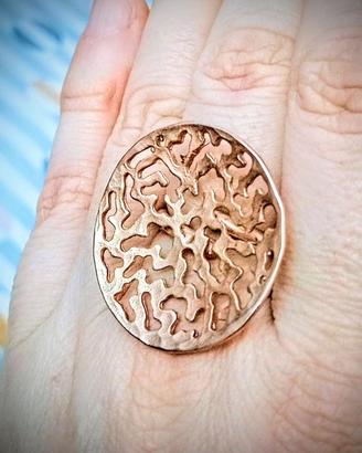 Anello in metallo intagliato di artigianato greco