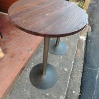 Due tavoli alti bar rotondi