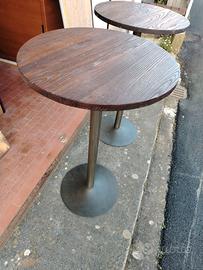 Due tavoli alti bar rotondi