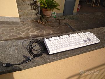 tastiera gaming RGB illuminata