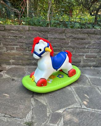 cavallino a dondolo e a rotelle