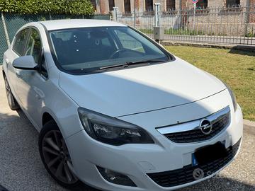 Opel Astra cosmo 5P turbo 1.6 180Cv