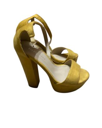 Scarpe gialle con tacco