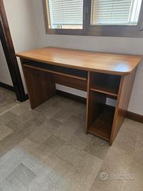 Scrivania in legno, come nuova