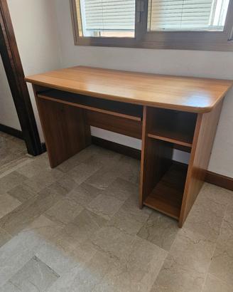 Scrivania in legno, come nuova