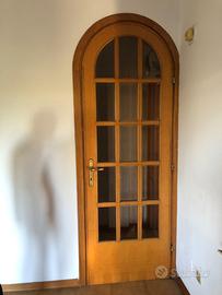 Porta da interno ad arco in legno con vetri
