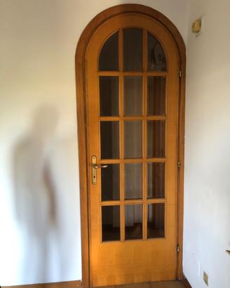 Porta da interno ad arco in legno con vetri
