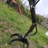 Braccio escavatore per pinza