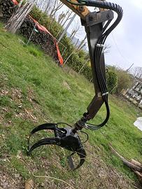 Braccio escavatore per pinza