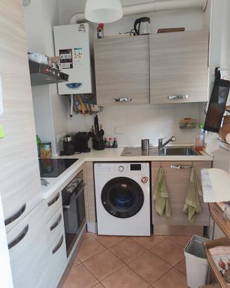 cucina angolare completa di elettrodomestici.