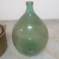 Antica damigiana in vetro grande con copertura