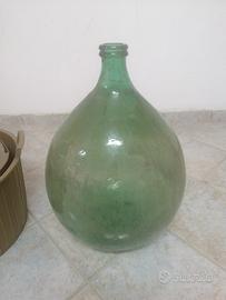 Antica damigiana in vetro grande con copertura