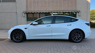 Tesla Model 3 Long Range con gancio traino