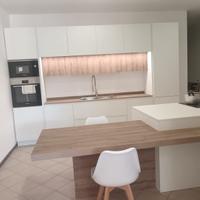 Cucina nuova con elettrodomestici
