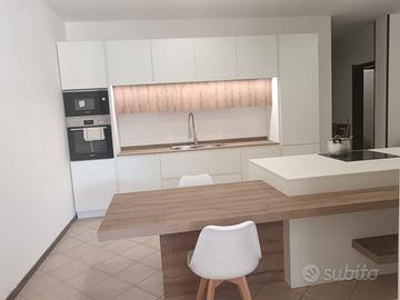 Cucina nuova con elettrodomestici