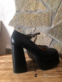 Décolleté platform nere con tacco alto e cinturino