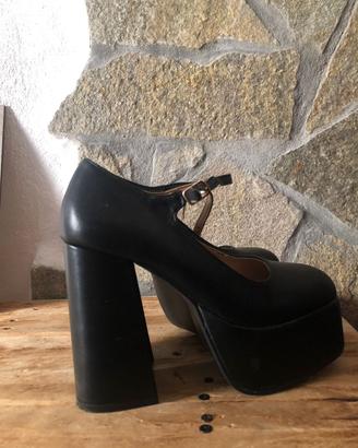 Décolleté platform nere con tacco alto e cinturino