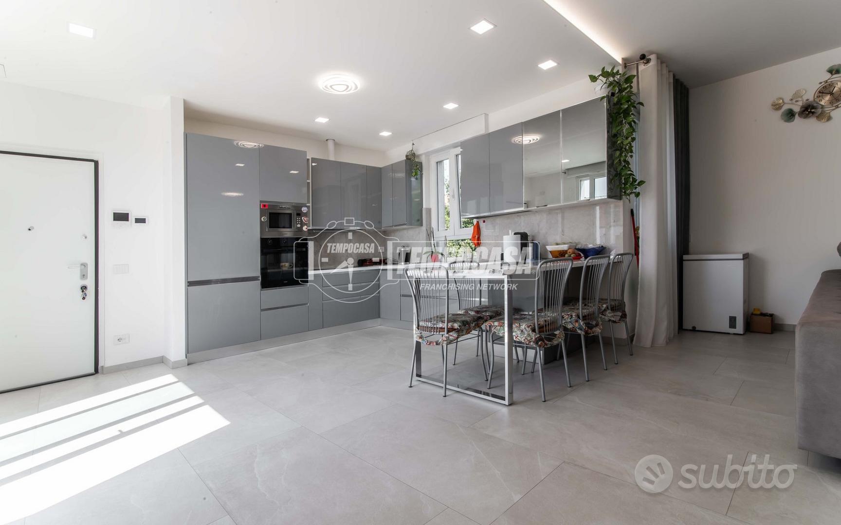 Elegante Trilocale con Terrazzo Living e Box - Vista 2