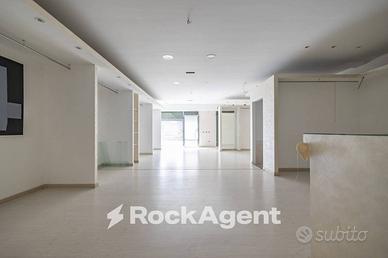 AMPIO LOCALE COMMERCIALE CON VETRINE FRONTE STRADA