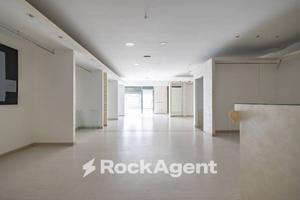 AMPIO LOCALE COMMERCIALE CON VETRINE FRONTE STRADA