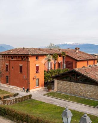 VILLA A SCHIERA A SOIANO DEL LAGO