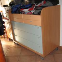 Cassettiera/comò/comodino colorati con ruote