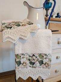 Asciugamani con bordo all' uncinetto 