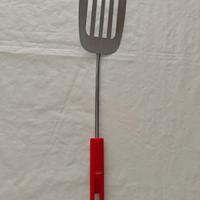 Spatola da cucina in metallo e plastica rossa