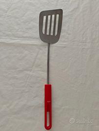 Spatola da cucina in metallo e plastica rossa