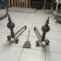 Coppia antichi alari ferro e ottone con paletta