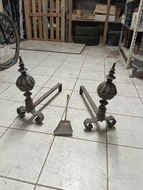 Coppia antichi alari ferro e ottone con paletta