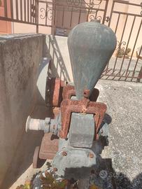 pompa antica per travaso vino