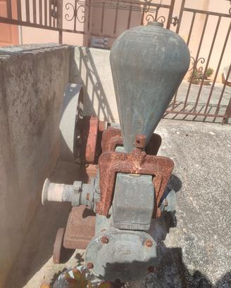 pompa antica per travaso vino